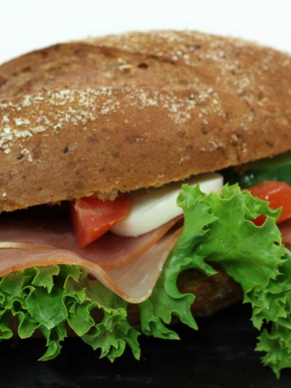 Dinkelbrötchen belegt mit Schinken